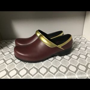 Lightweight clogs for work